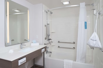Family Suite, 2 Queen Beds, Accessible