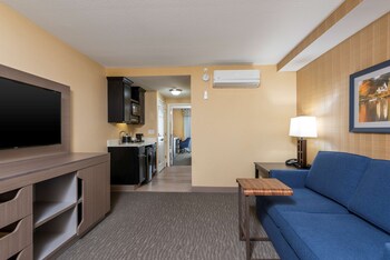 Suite, 1 King Bed, Non Smoking