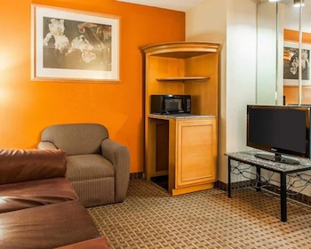 Suite, 1 Queen Bed with Sofa bed, Non Smoking