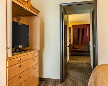 Suite, 1 Queen Bed with Sofa bed, Non Smoking