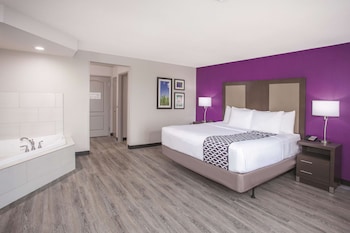 Deluxe Room, 1 King Bed, Non Smoking, Jetted Tub