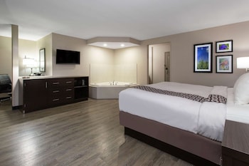 Deluxe Room, 1 King Bed, Non Smoking, Jetted Tub
