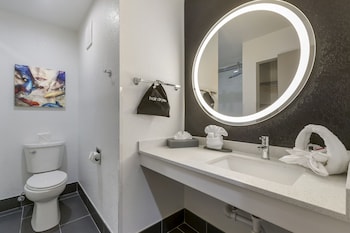 Deluxe Studio Suite, 1 King Bed, Non Smoking