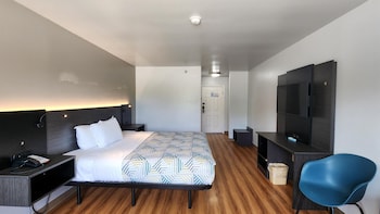 Standard Room, 1 King Bed, Non Smoking, Refrigerator