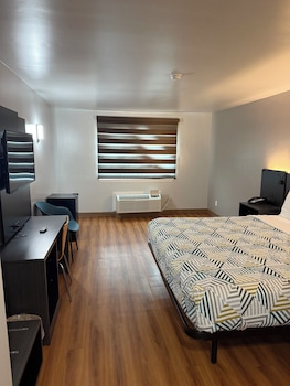 Standard Room, 1 King Bed, Smoking, Refrigerator