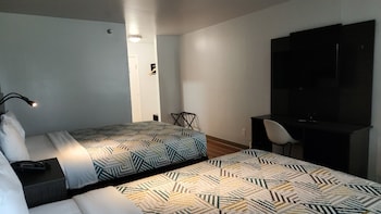 Standard Room, 2 Queen Beds, Roll-in Shower, Non Smoking