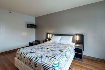 Deluxe Room, 1 King Bed, Smoking, Refrigerator & Microwave