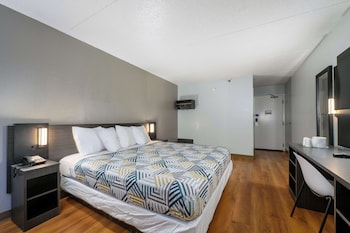 Deluxe Room, 1 King Bed, Smoking, Refrigerator & Microwave