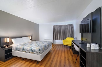 Deluxe Room, 1 King Bed, Smoking, Refrigerator & Microwave