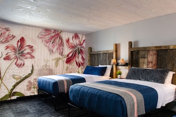 Sugar Babies 2 King Beds, Twin, Kitchenette
