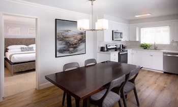 Suite, Garden Area