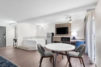 Suite, 1 King Bed, Non Smoking, Hot Tub