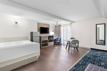 Suite, 1 King Bed, Non Smoking, Hot Tub
