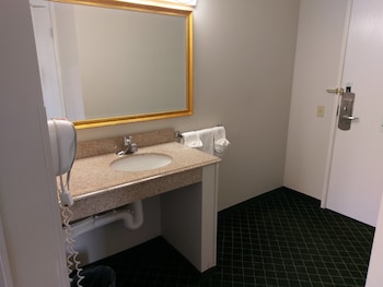 Room, 1 Queen Bed, Accessible, Non Smoking (Mobility/Hearing, Tub w/ Grab Bars)
