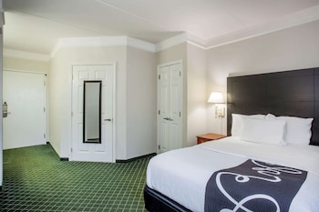 Room, 1 Queen Bed, Accessible, Non Smoking (Mobility/Hearing, Tub w/ Grab Bars)