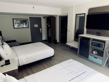 Room, 2 Queen Beds, Mobility Accessible, Non Smoking (Roll-In Shower)