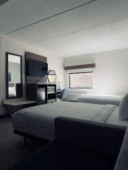 Room, 2 Queen Beds, Mobility Accessible, Non Smoking (Roll-In Shower)