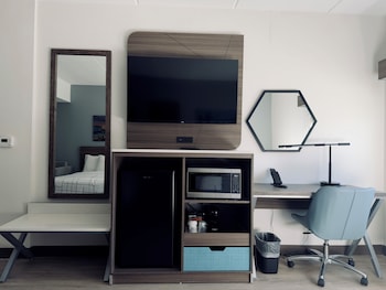 Room, 2 Queen Beds, Mobility Accessible, Non Smoking (Roll-In Shower)