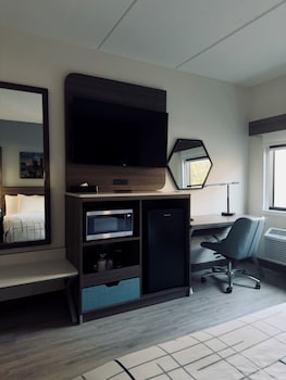Room, 1 King Bed, Mobility Accessible, Non Smoking (Bathtub w/ Grab Bars)