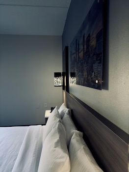Room, 1 King Bed, Mobility Accessible, Non Smoking (Bathtub w/ Grab Bars)