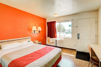Deluxe Room, 1 Queen Bed, Non Smoking, Refrigerator