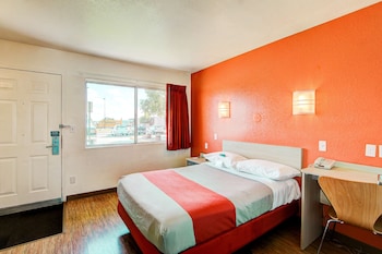 Deluxe Room, 1 Queen Bed, Non Smoking, Refrigerator