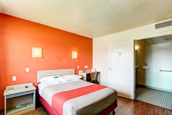 Standard Room, 1 Queen Bed, Accessible, Non Smoking