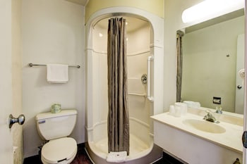 Deluxe Room, 1 Queen Bed, Non Smoking, Refrigerator