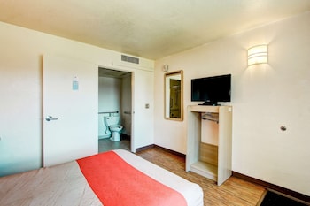 Deluxe Room, 1 Queen Bed, Non Smoking, Refrigerator