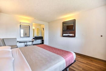 Standard Room, 1 King Bed, Non Smoking, Refrigerator