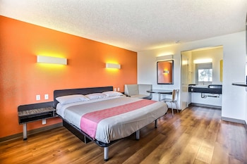 Standard Room, 1 King Bed, Non Smoking, Refrigerator
