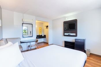Standard Room, 1 Queen Bed, Non Smoking, Refrigerator