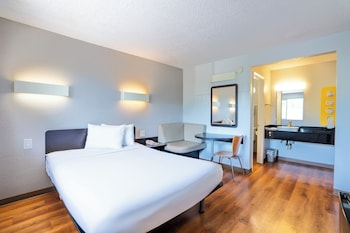 Standard Room, 1 Queen Bed, Non Smoking, Refrigerator