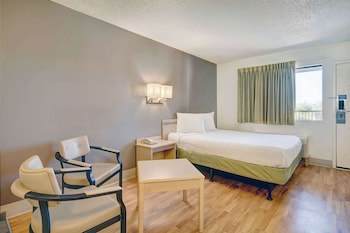 Deluxe Room, 1 Queen Bed, Non Smoking, Kitchenette
