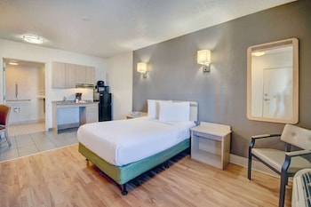 Deluxe Room, 1 Queen Bed, Non Smoking, Kitchenette