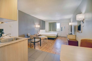 Deluxe Room, 1 Queen Bed, Non Smoking, Kitchenette