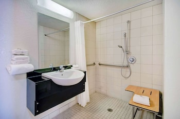 Deluxe Room, 1 Queen Bed, Smoking, Kitchenette