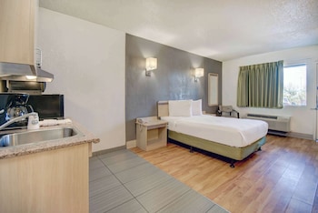 Deluxe Room, 1 Queen Bed, Non Smoking, Kitchenette