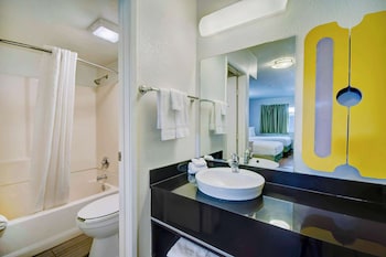 Standard Room, Multiple Beds, Non Smoking, Kitchenette