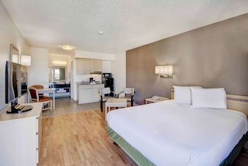 Deluxe Room, 1 Queen Bed, Non Smoking, Kitchenette