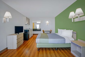 Deluxe Room, 1 Queen Bed, Non Smoking, Kitchenette