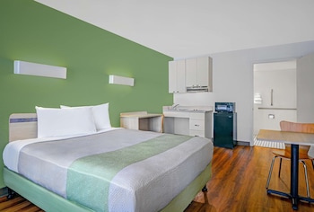 Deluxe Room, 1 Queen Bed, Non Smoking
