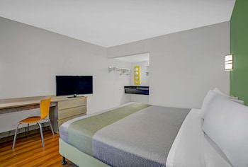 Deluxe Room, 1 Queen Bed, Non Smoking, Kitchenette