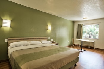 Deluxe Room, 1 Queen Bed, Non Smoking, Kitchenette