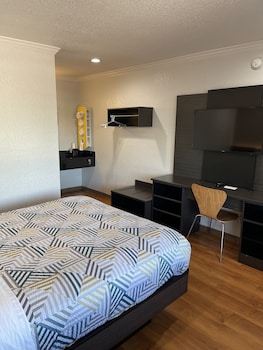 Deluxe Room, 2 Queen Beds, Non Smoking, Refrigerator