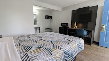 Deluxe Room, 1 Queen Bed, Non Smoking