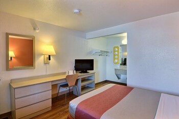 Deluxe Room, 1 Queen Bed, Smoking, Refrigerator & Microwave