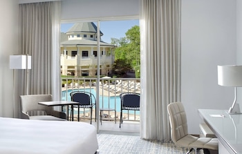 Superior Room, 1 King Bed, Pool View
