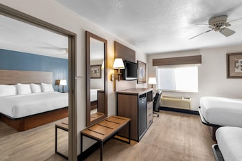 Suite, Multiple Beds, Non Smoking (2 Queen Beds & 1 King Bed)