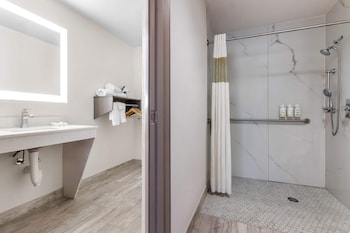 Room, 1 Queen Bed, Accessible, Non Smoking (Mobility,Hearing,Tub w/Grab Bars)